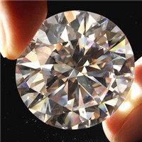 Almindelig måde at skelne mellem moissanite og naturlig diamant